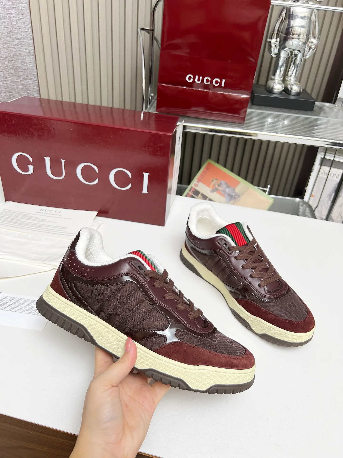 [G Home] P: 600💰 Couple size: Female 35-40. Male 39-44 (45 custom-made) 🆕2025.GUCC Gucci original order quality The latest popular high and low top aged couple sneakers series shipped original purchase development and production, this high and low top sneakers adopt a basketball-style silhouette design, cleverly integrated with hollow panels and distressed effects, showing unique ingenuity. The ingenuity incorporates brand logo details such as interlocking Double G styling accessories and Gucci lettering, a low-key tribute to the brand's design heritage. Exquisite packaging at the delivery counter 🛍📦 ▪️ Fabric: Original customized imported first-layer cowhide ▪️ Inner lining: Imported first-layer cowhide ▪️ Sole: Original molded two-color TPU sole ▪️ Sole thickness: 3cm